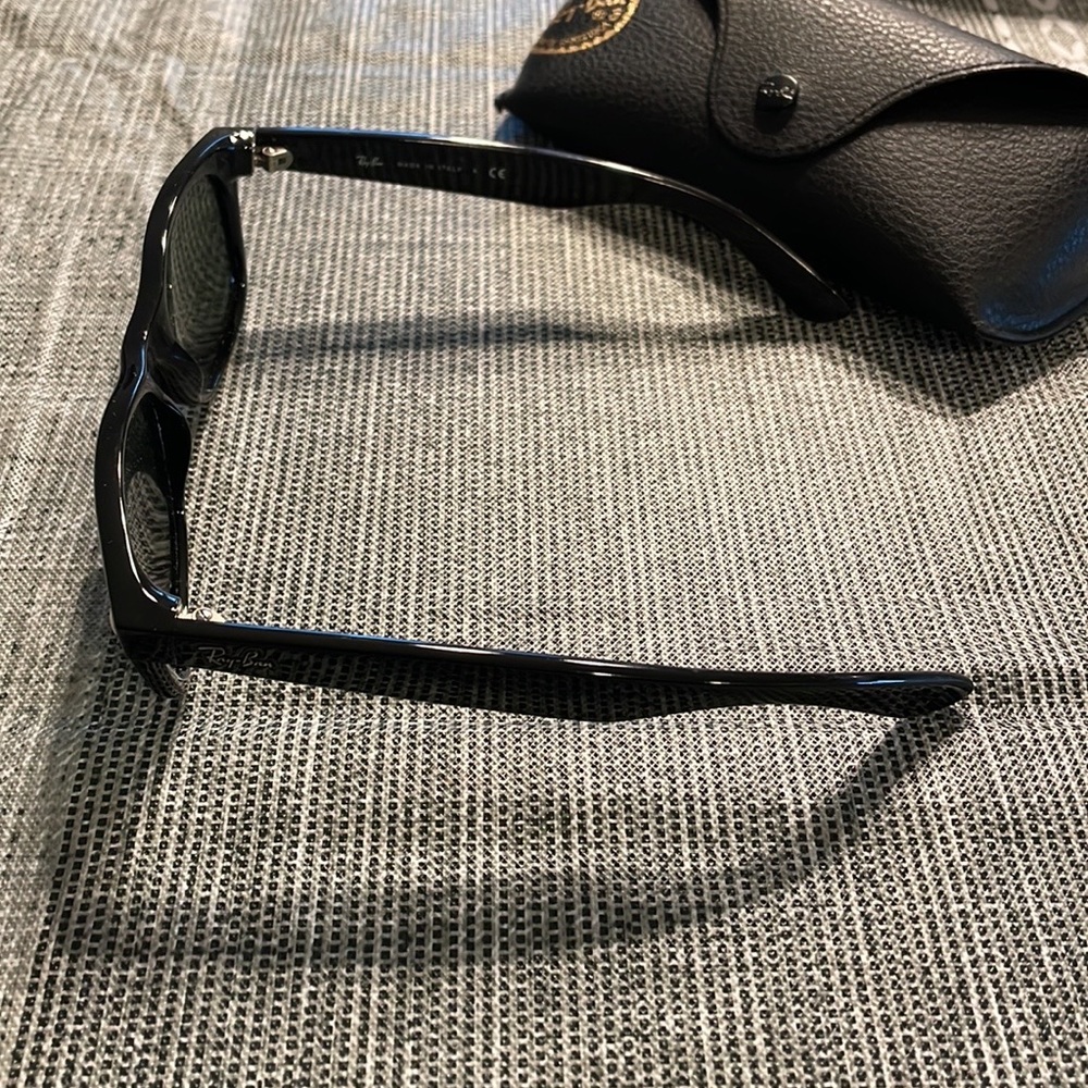 Ray-Ban black Wayfarer sunglassss